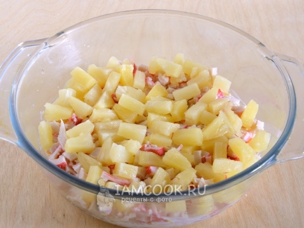 Įdėkite gabaliukus iš ananasų
