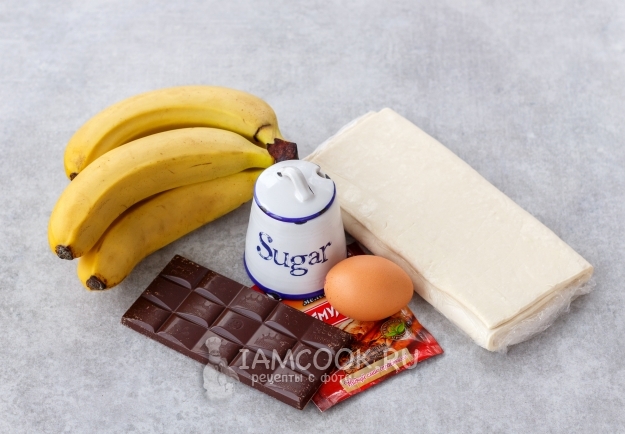 Bahan-bahan untuk puffs dengan pisang dan coklat (dari pastri puff)