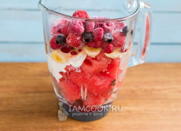 Połącz jagody, owoce i jogurt
