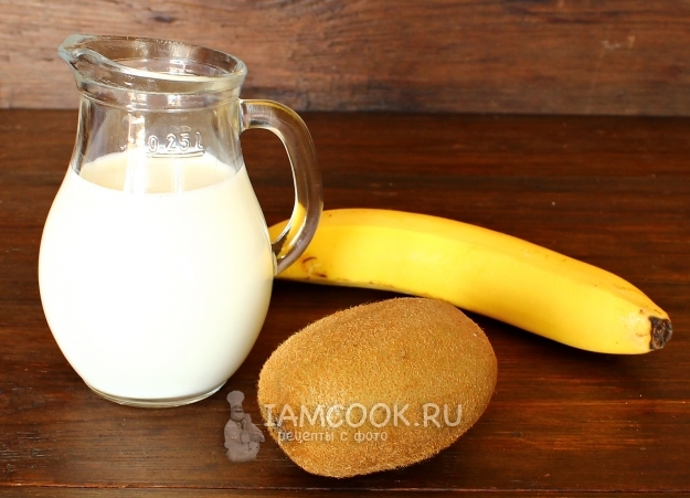 Bahan-bahan untuk smoothie dengan kiwi, pisang dan susu