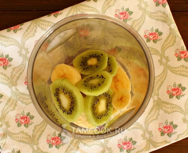 Letakkan kiwi dan pisang dalam pengisar.