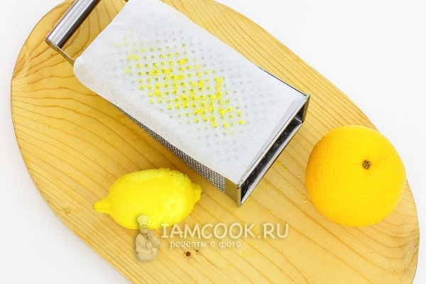 Tuangkan kulit lemon