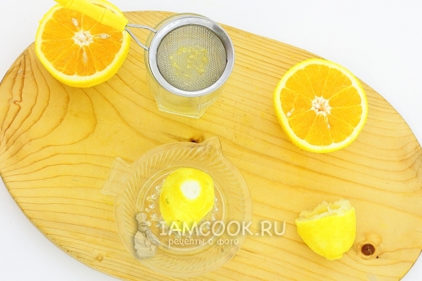 레몬과 오렌지 주스를 짜내십시오.