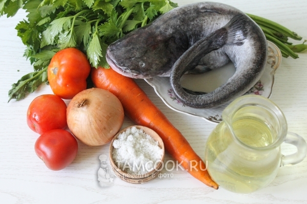 Ingredientes para peixe estufado com cenouras e cebolas