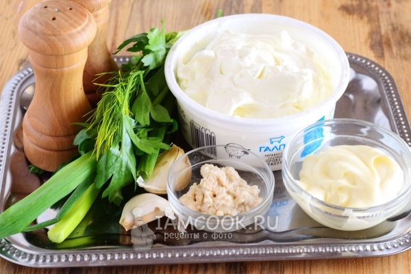 Ramuan untuk sos krim masam dan mayonis dengan bawang putih dan herba