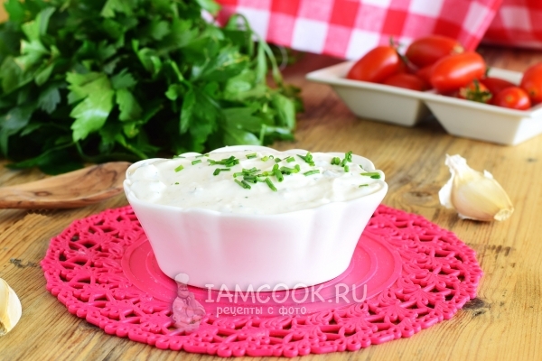 Gambar sos dari krim masam dan mayonis dengan bawang putih dan sayur-sayuran
