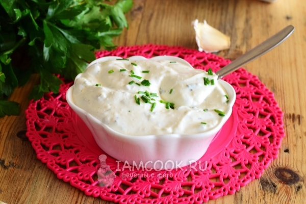 Een recept voor saus van zure room en mayonaise met knoflook en kruiden