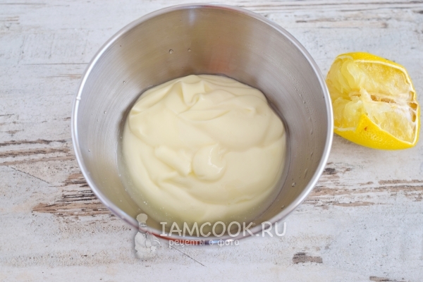Wlać sok z cytryny do majonezu