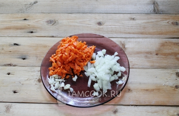 Potong bawang, wortel dan bawang putih