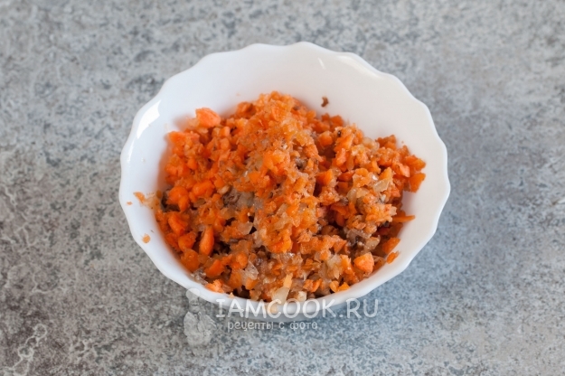 Învârtiți răzuitorul de ceapă, morcovii și ciupercile