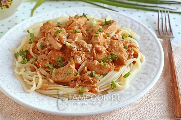 Recept za špagete s piščancem v omaki s kislo smetano