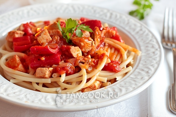 Gambar spageti dengan ayam dalam sos tomato