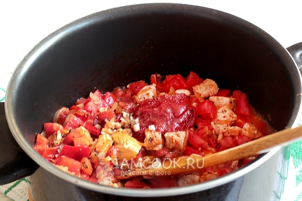 Masukkan pes tomato, bawang putih dan rempah