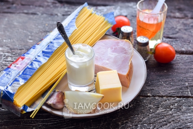 Jambon ve peynirli spagetti için malzemeler