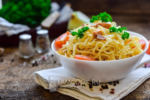 Jambon ve peynirli spagetti fotoğraf