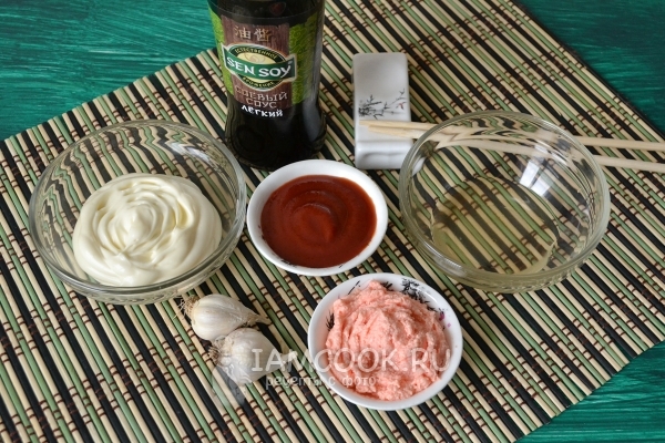 Bahan-bahan untuk sos pedas untuk gulung di rumah