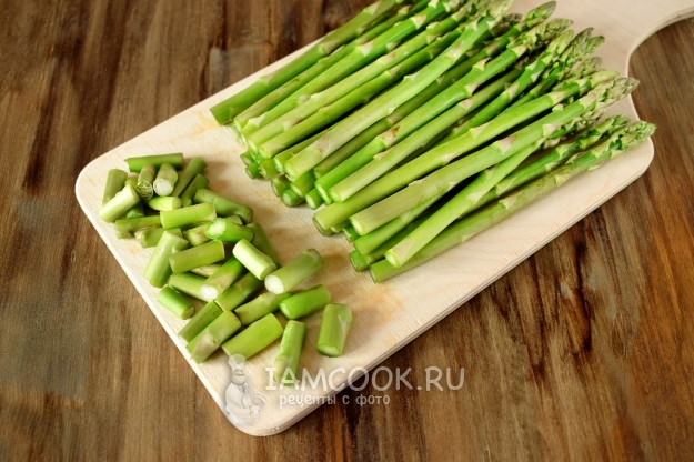 Potong bahagian keras asparagus