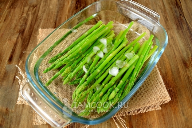 Letakkan asparagus dalam air berais