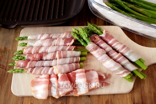 Gulungkan asparagus ke dalam bacon