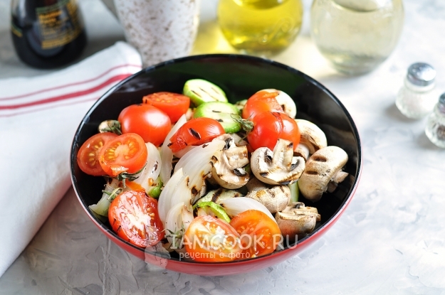 Campurkan sayur-sayuran dan cendawan dalam mangkuk salad