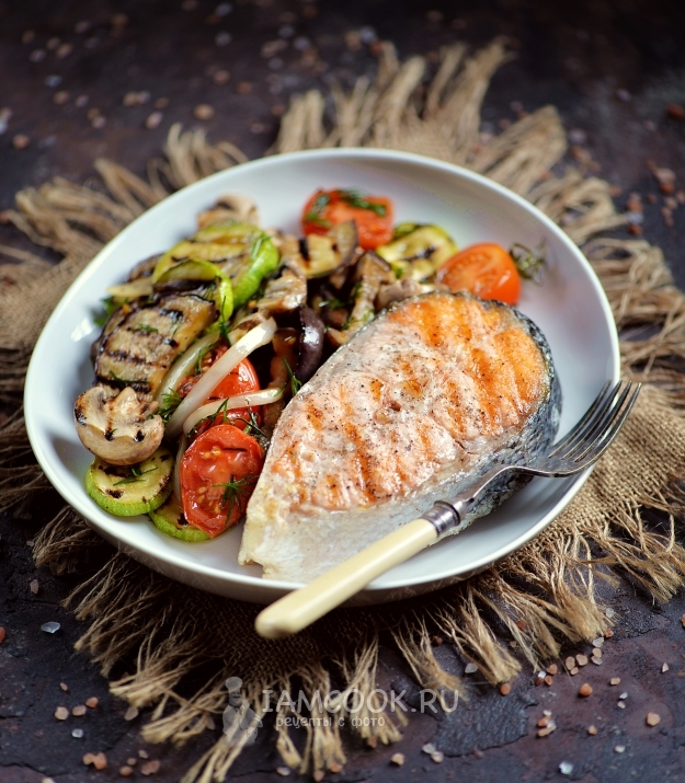 Resipi untuk salmon steak dengan sayur-sayuran panggang