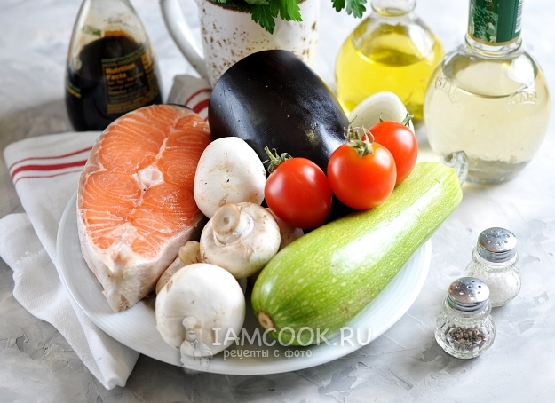 Bahan-bahan untuk stik salmon dengan sayur-sayuran panggang