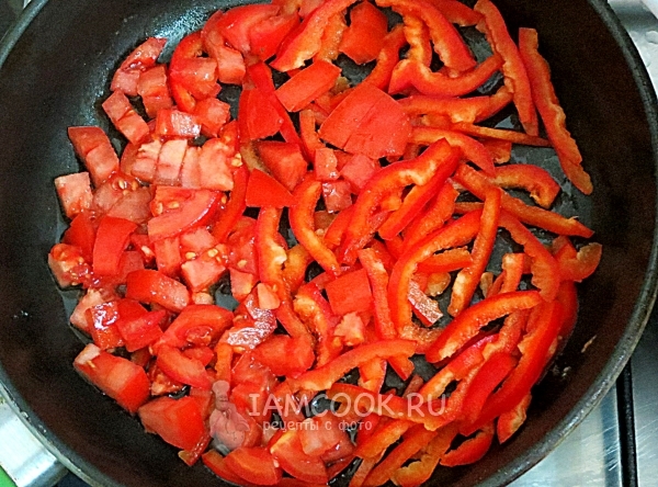 Skrudinkite paprikas su pomidorais