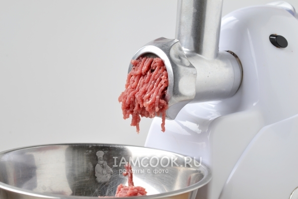 Et kıyma makinesinde eti döndürün