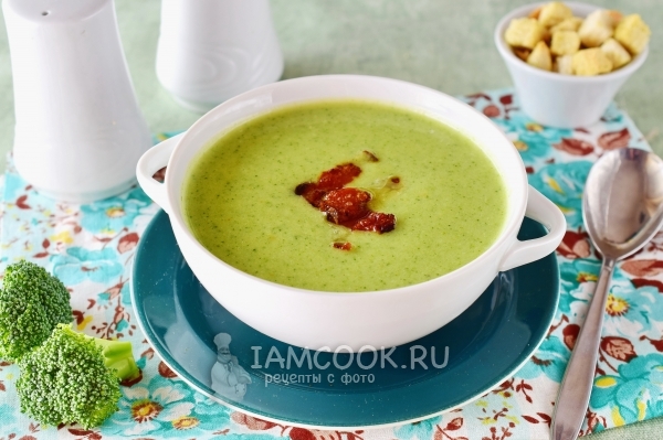 Gambar sup krim (krim sup) dari brokoli dengan krim