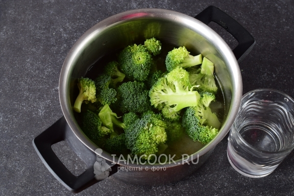 Ставите броколи у посуду воде