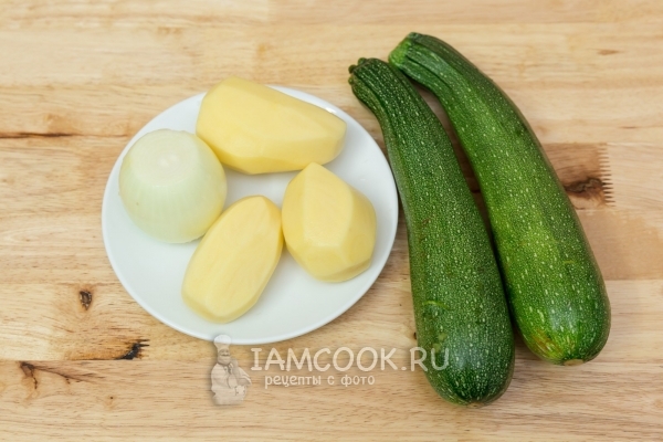 Bahan-bahan untuk sup asid dari zucchini untuk satu-dua-tiga