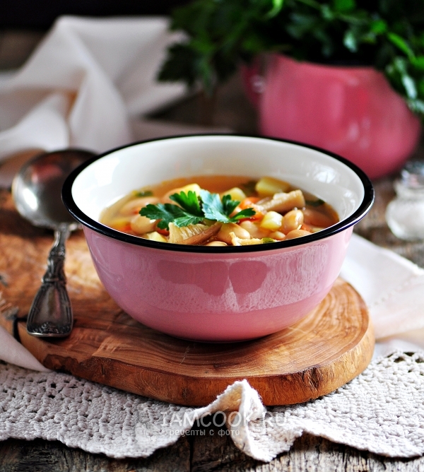 토마토 소스 통조림 콩 수프의 사진