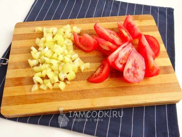 Snijd de paprika's en tomaten