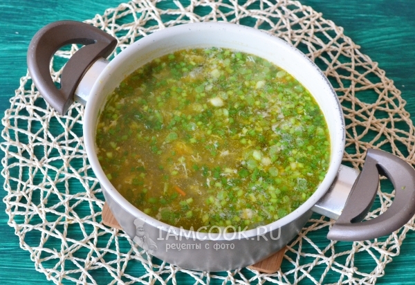 Dodaj zieloną cebulę do zupy