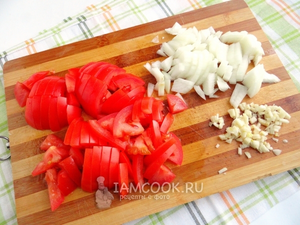 Potong bawang, bawang putih dan tomato