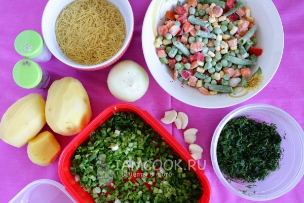 Ingredienser for vegetabilsk suppe fra frosne grønnsaker