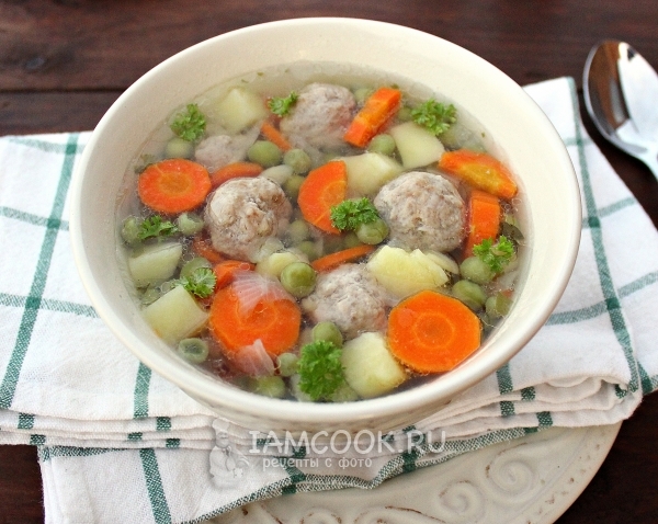 Foto av suppe med kjøttboller og grønne erter