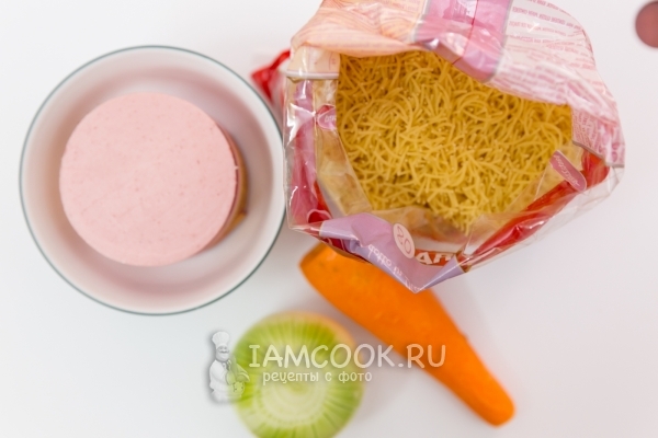Bahan-bahan untuk sup dengan sosej dan vermicelli