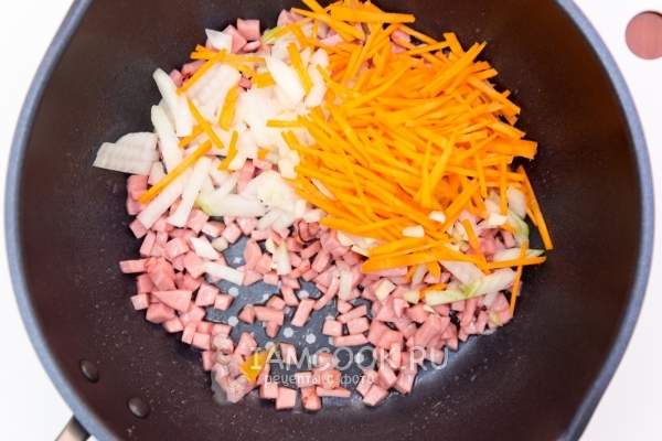Sikat sosis dengan bawang dan wortel
