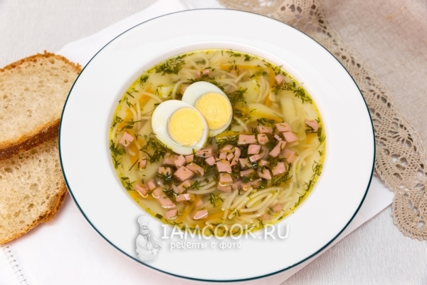 Foto sup dengan sosej dan pasta