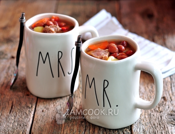 Gambar sup kacang dengan kacang merah tin