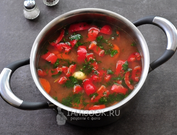 Letakkan sayur-sayuran dan sayur-sayuran dalam sup