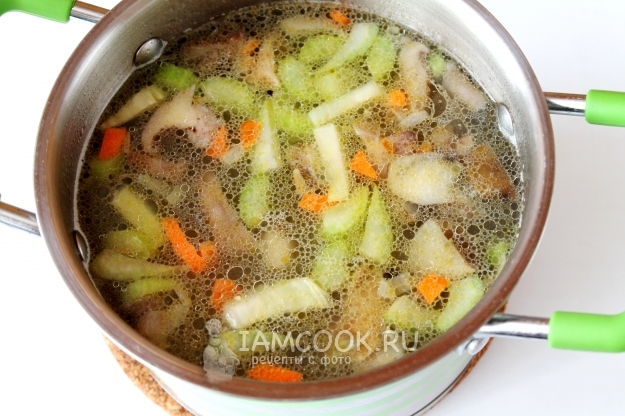 Letakkan saderi dan wortel ke dalam sup