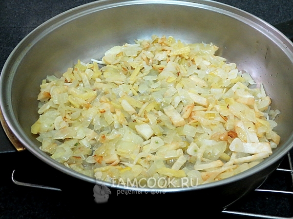 Goreng bawang putih dengan bawang dan saderi