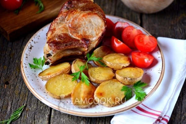 Fotografie de carne de porc cu cartofi în cuptor
