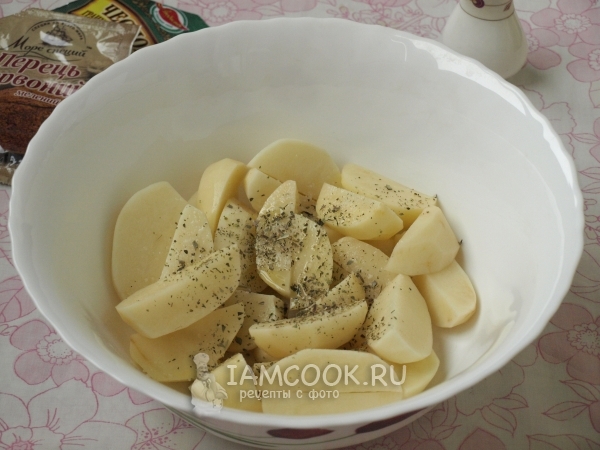 Patates, tereyağı, baharat ve tuzu birleştirin