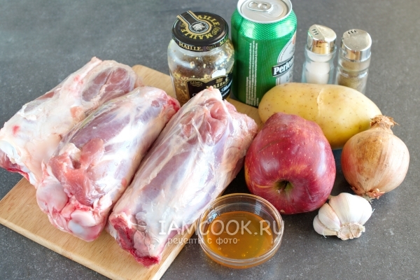 오븐에서 감자와 돼지 고기 생크 용 재료