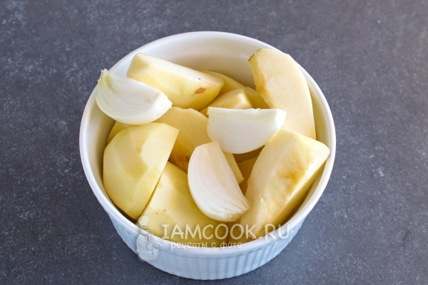Skjær poteter, løk og epler