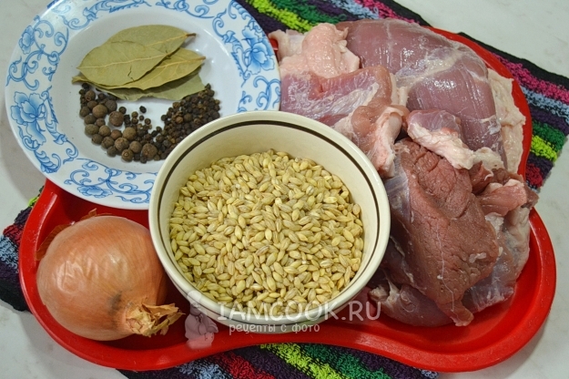 Bahan-bahan untuk rebus daging babi dengan barley mutiara
