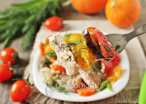 Svinekjøtt med grønnsaker på gaffelen